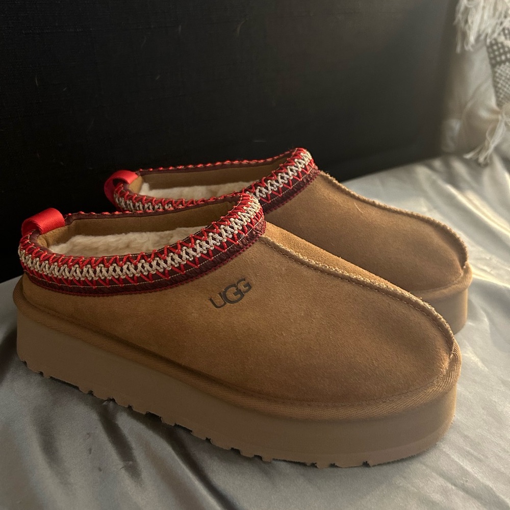 Chestnut Tasman Platform Uggs. Women's 6, never used, like new.